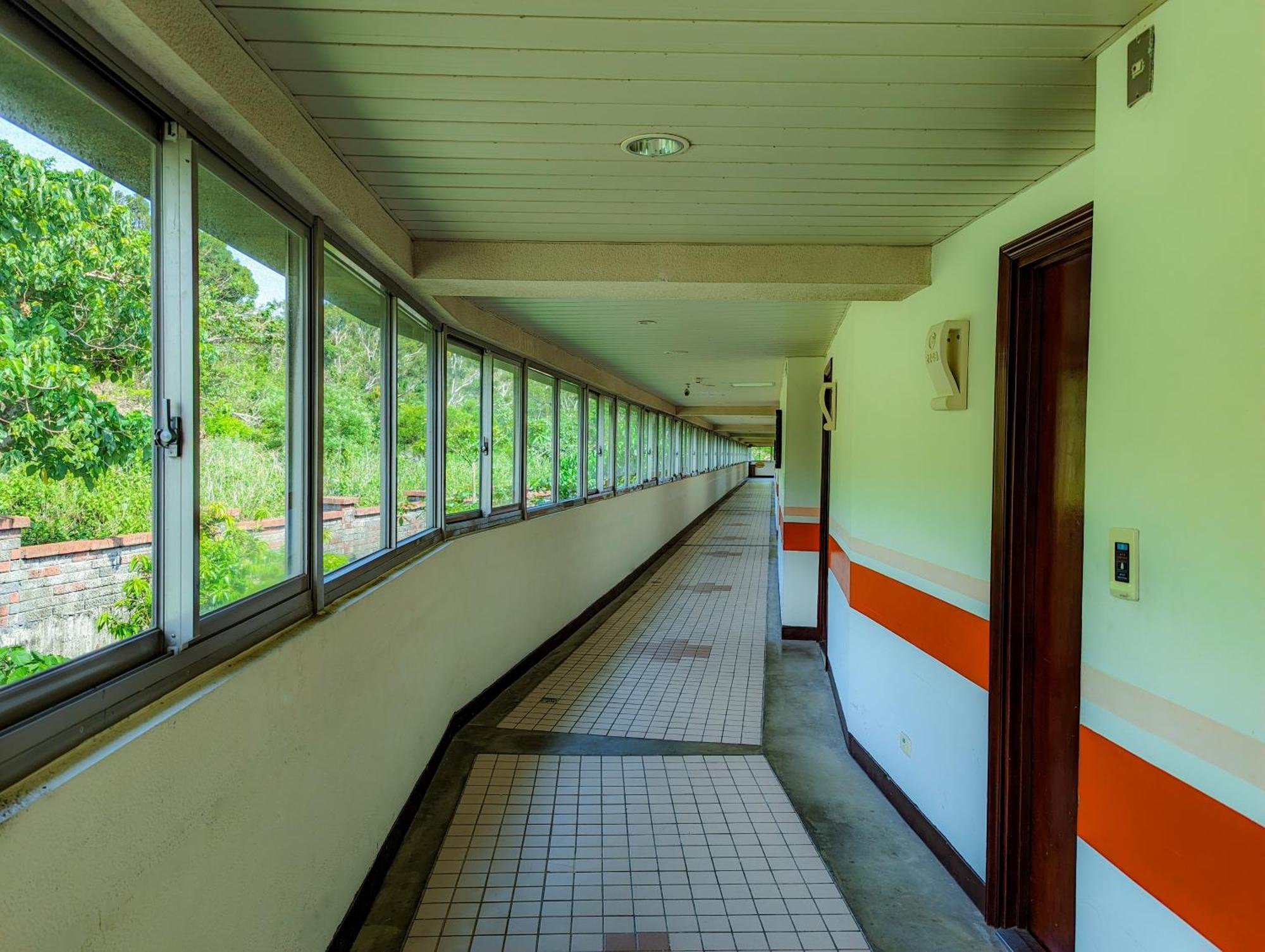 Howard Beach Resort Кеньдін Екстер'єр фото A corridor in the 1970s
