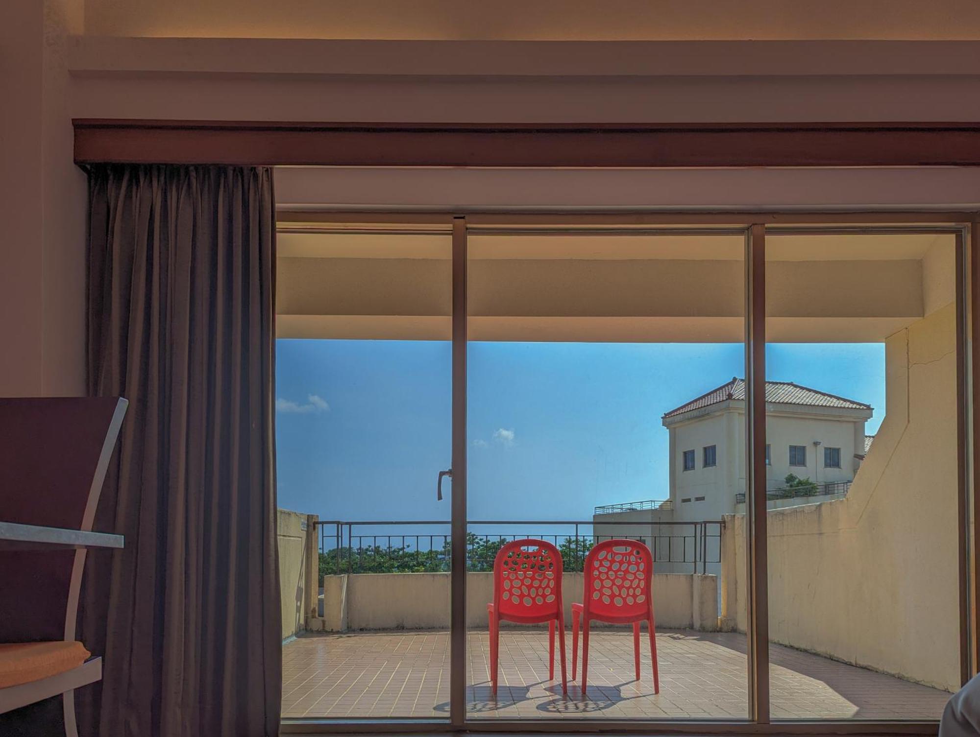 Howard Beach Resort Кеньдін Екстер'єр фото A sliding door