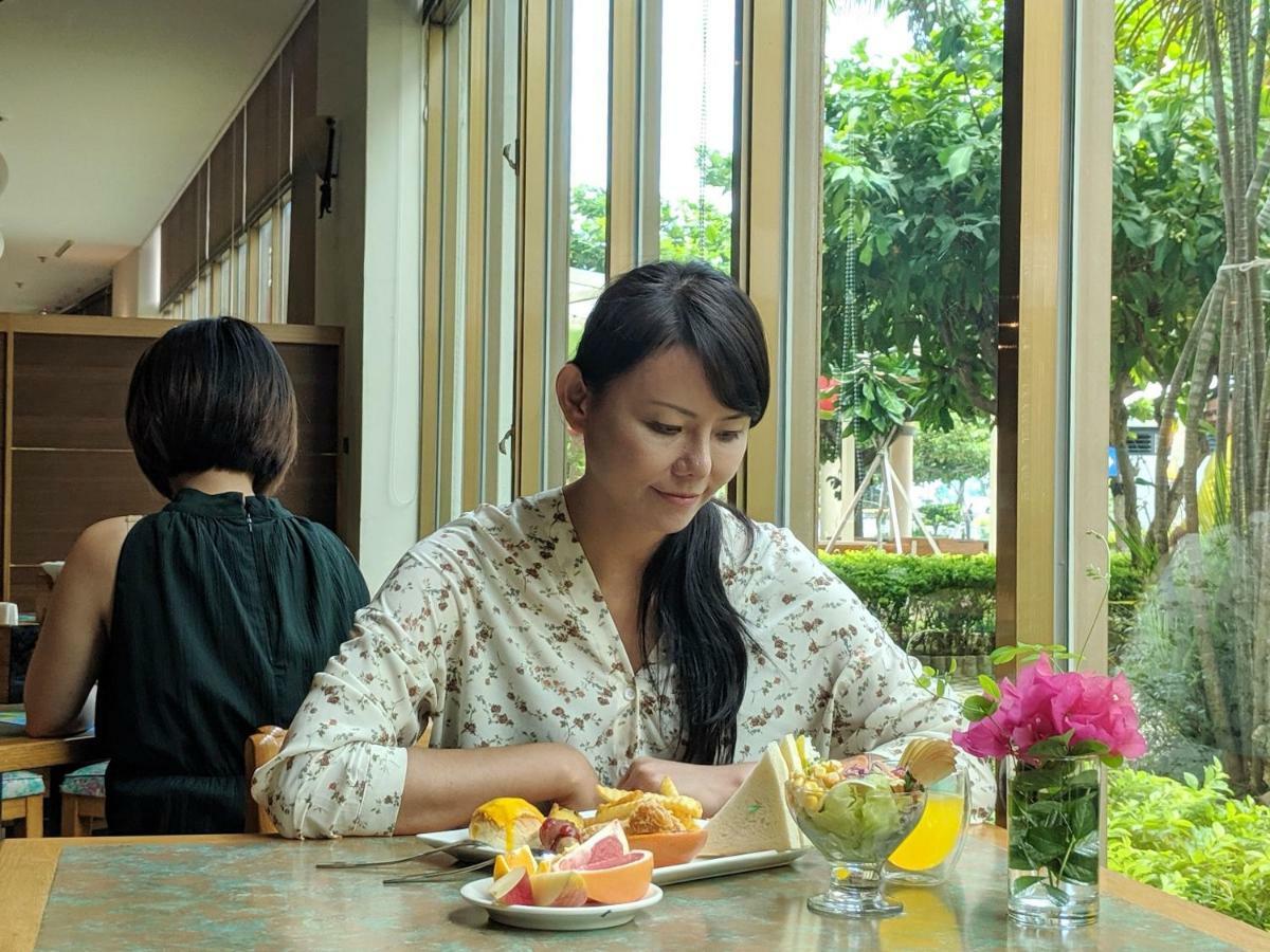 Howard Beach Resort Кеньдін Екстер'єр фото A woman eating a meal