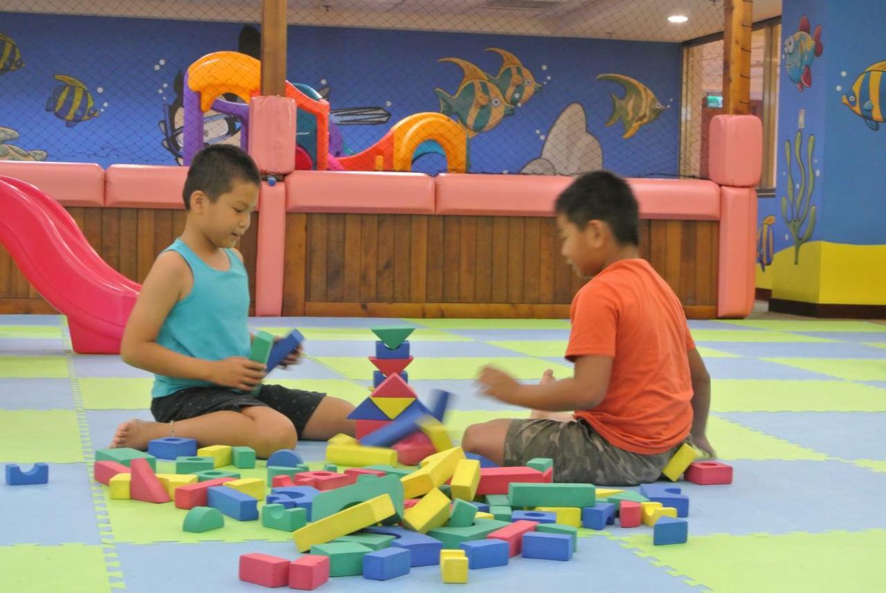 Howard Beach Resort Кеньдін Екстер'єр фото Children playing with blocks