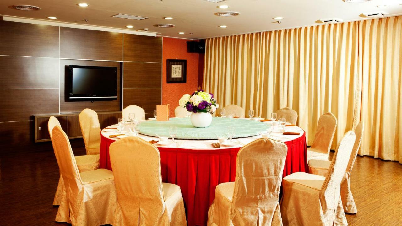 Howard Beach Resort Кеньдін Екстер'єр фото A round table with a red tablecloth