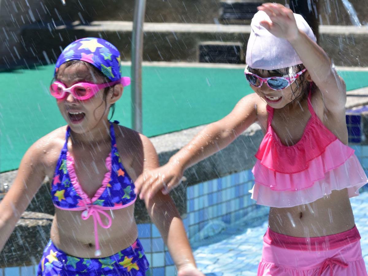 Howard Beach Resort Кеньдін Екстер'єр фото Two girls wearing swim caps