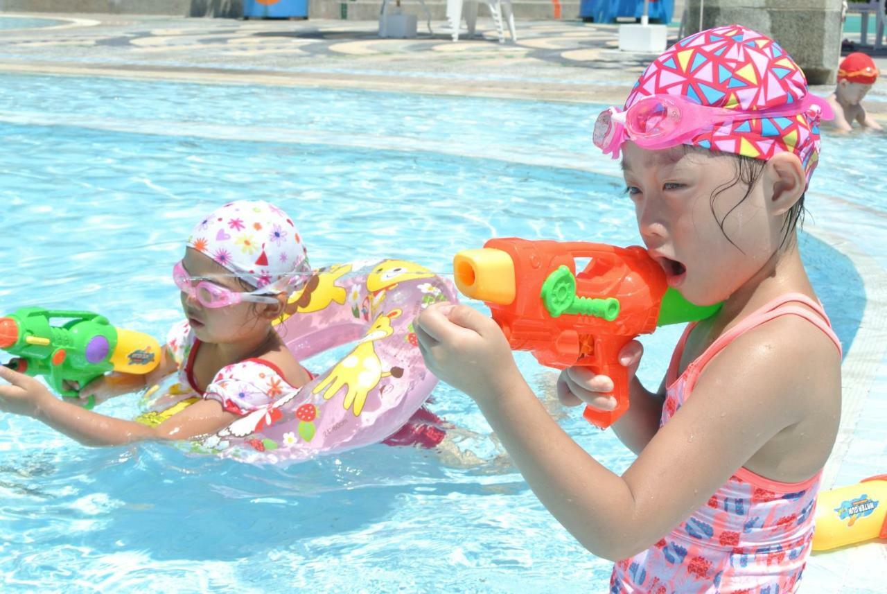 Howard Beach Resort Кеньдін Екстер'єр фото Children playing with water guns