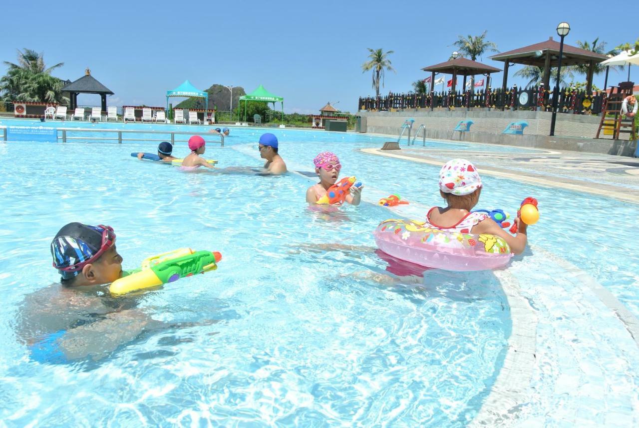 Howard Beach Resort Кеньдін Екстер'єр фото Children playing in a swimming pool