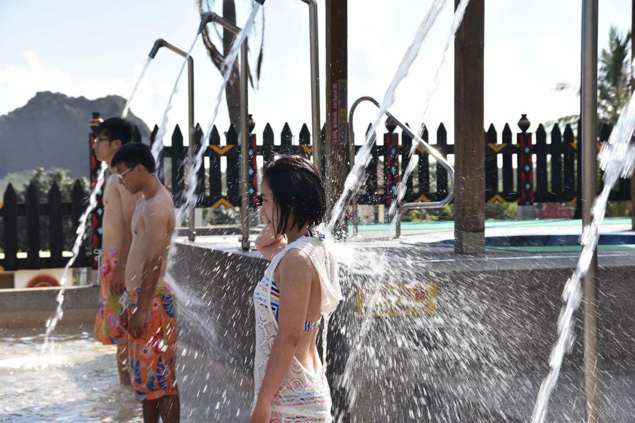 Howard Beach Resort Кеньдін Екстер'єр фото A shower at a water park